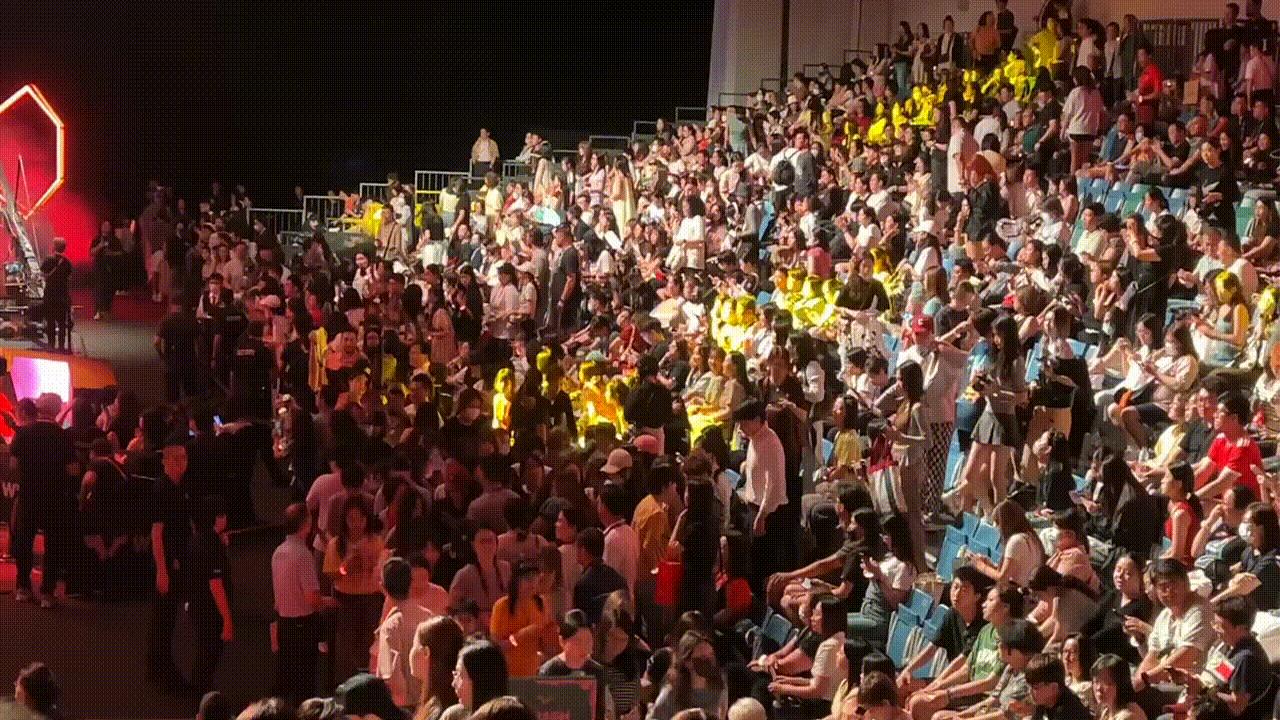 关于比赛现场狂欢,观众陶醉其中的信息 关于比赛现场狂欢,观众陶醉其中的信息