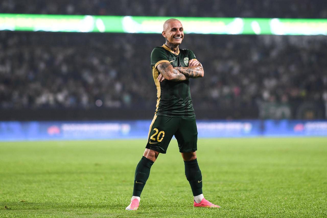 绿城队在比赛中展现出强大的团队合作精神