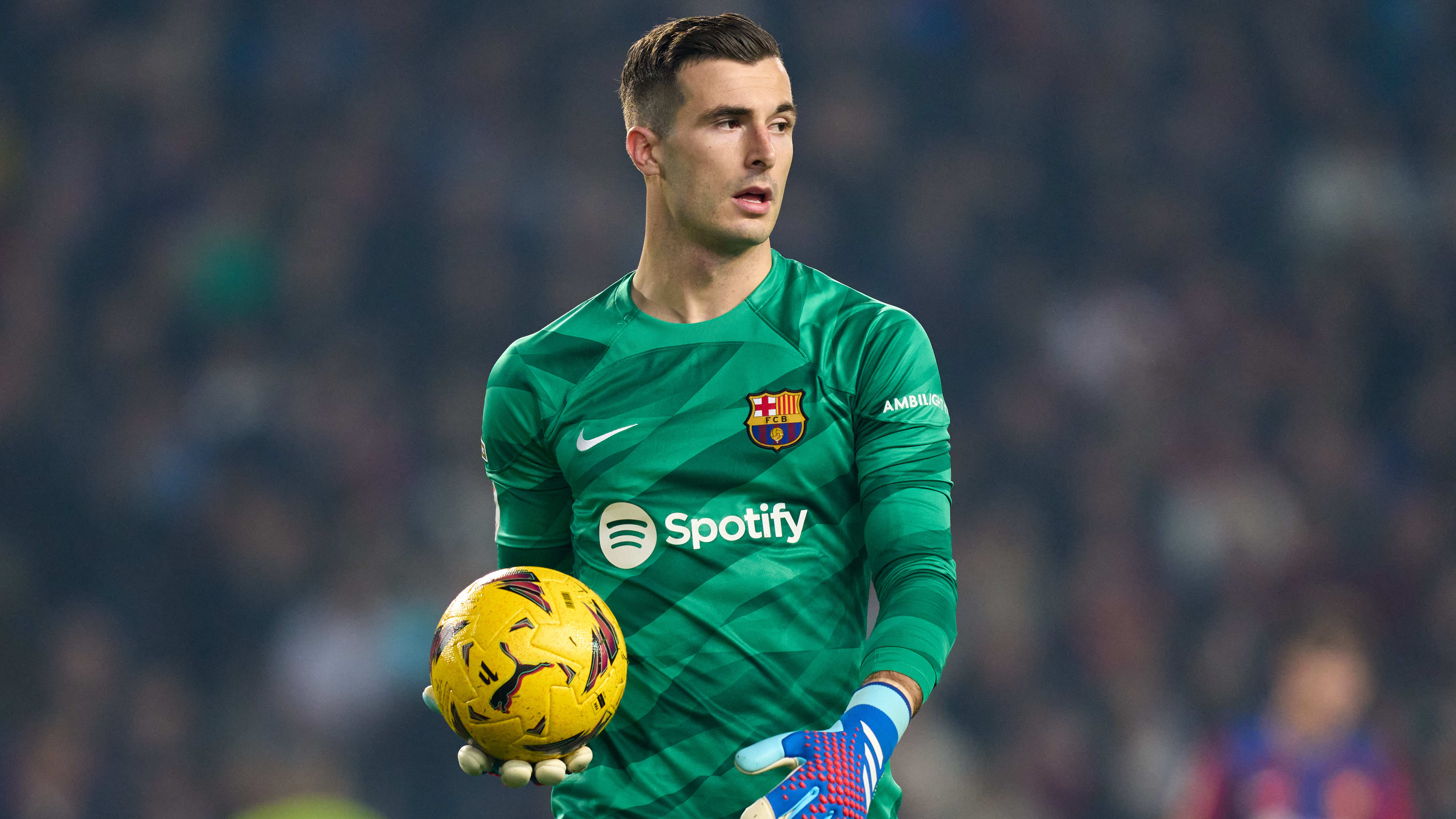 B体育注册-巴塞罗那后卫因身体不适缺席训练，球队备战受影响的简单介绍