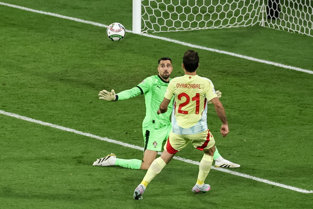 B体育链接-祖国足球队晋级欧国联决赛，球迷狂喜欢呼