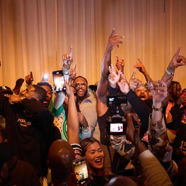 B体育vip注册-NBA球员代表球队参加慈善活动