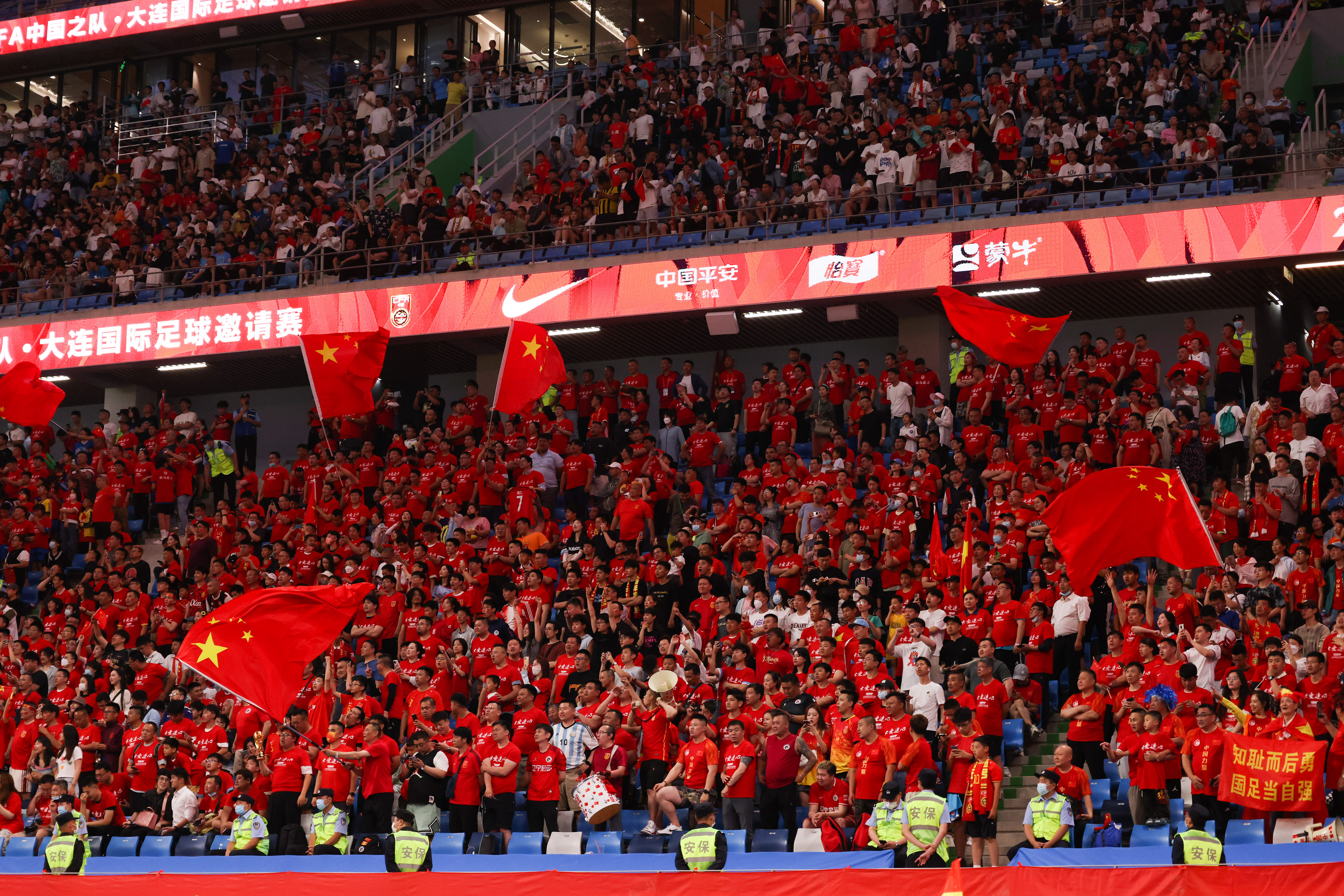 现场气氛热烈，球迷热情加油助威！