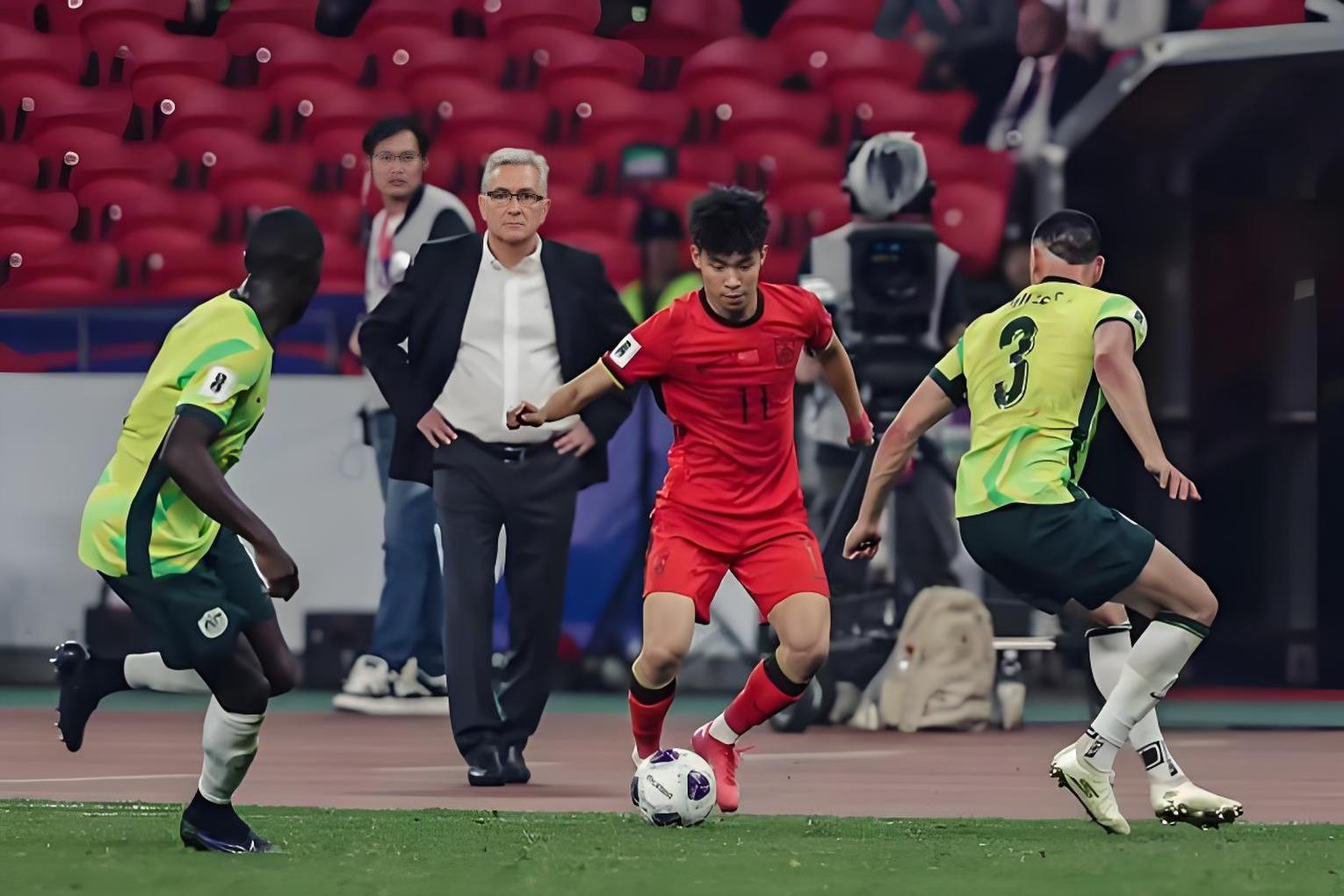 足球赛场精彩不断，球员们不畏艰难，奋力拼搏的简单介绍