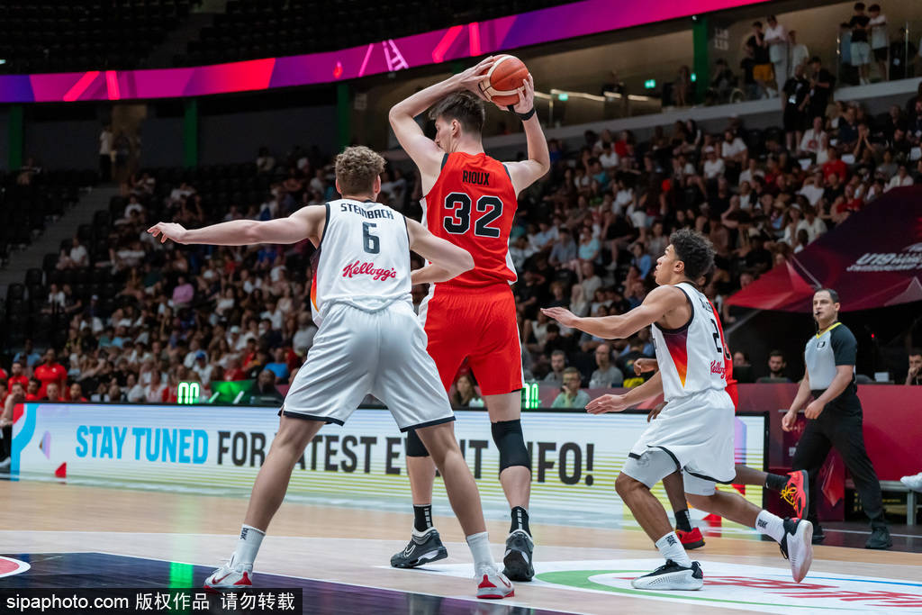 猛龙球员在比赛中出现失误,或引发争议 猛龙球员在比赛中出现失误,或引发争议