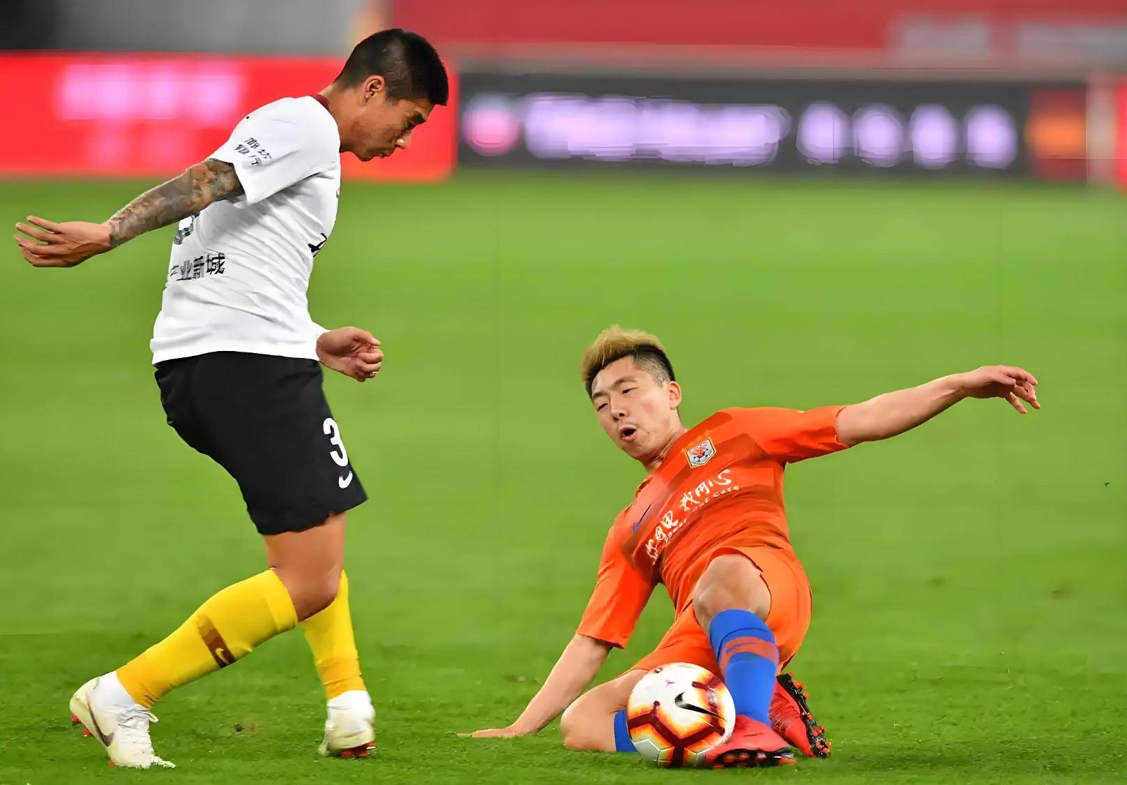 B体育官网入口-中超球员技艺高超，球迷沉浸在精彩表演中的简单介绍