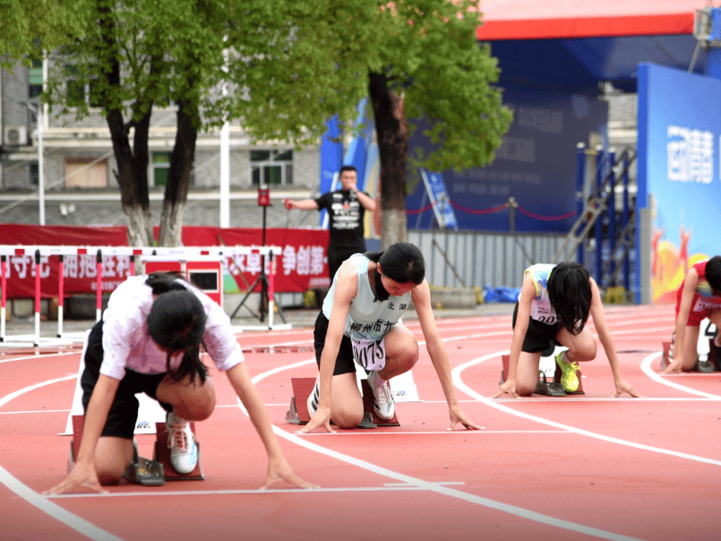 激烈角逐中球员们展现耐力与毅力 激烈角逐中球员们展现耐力与毅力
