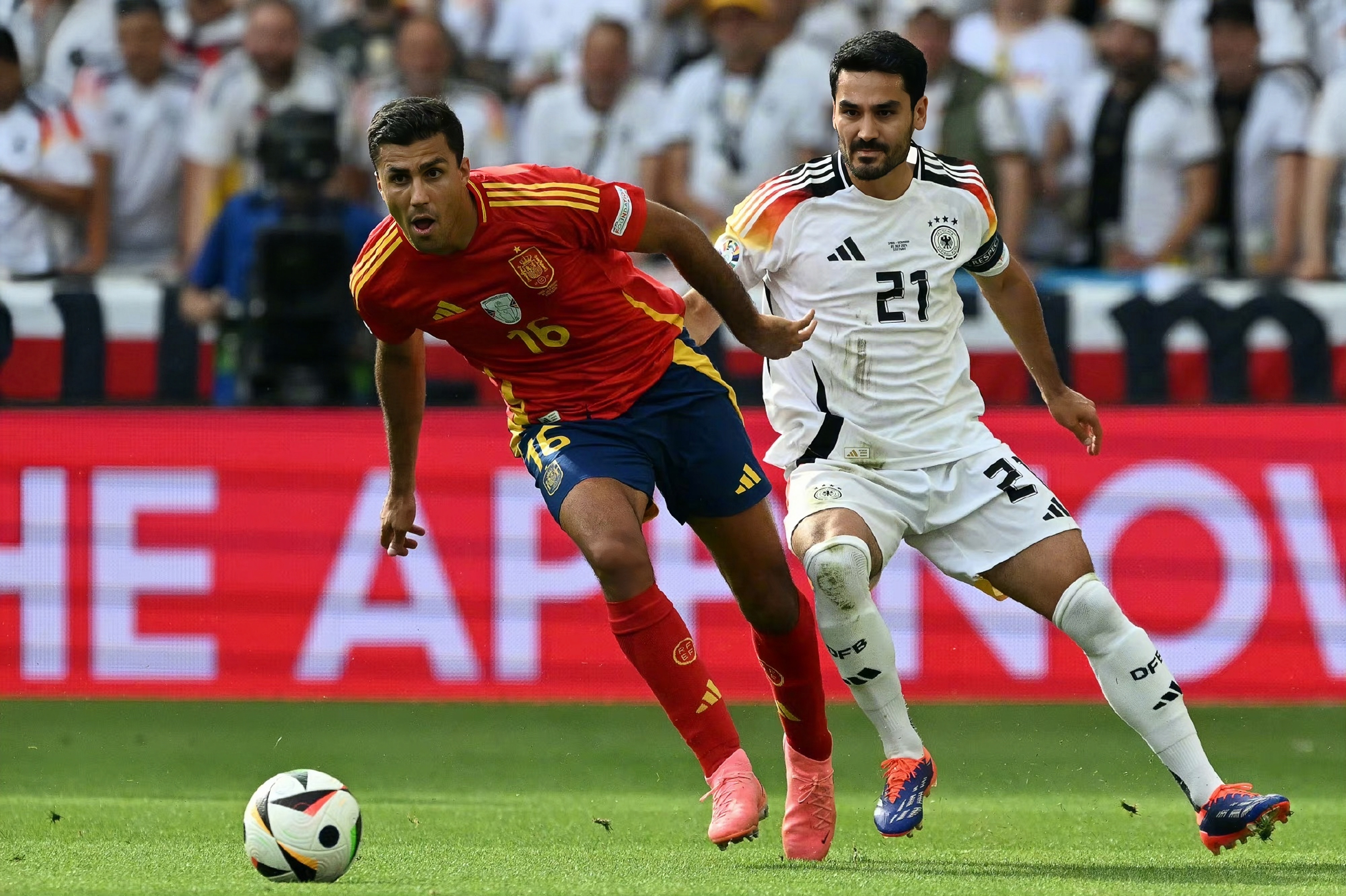 B体育平台-欧洲杯预选赛赛场热度高涨，铁杆球迷狂热加油的简单介绍