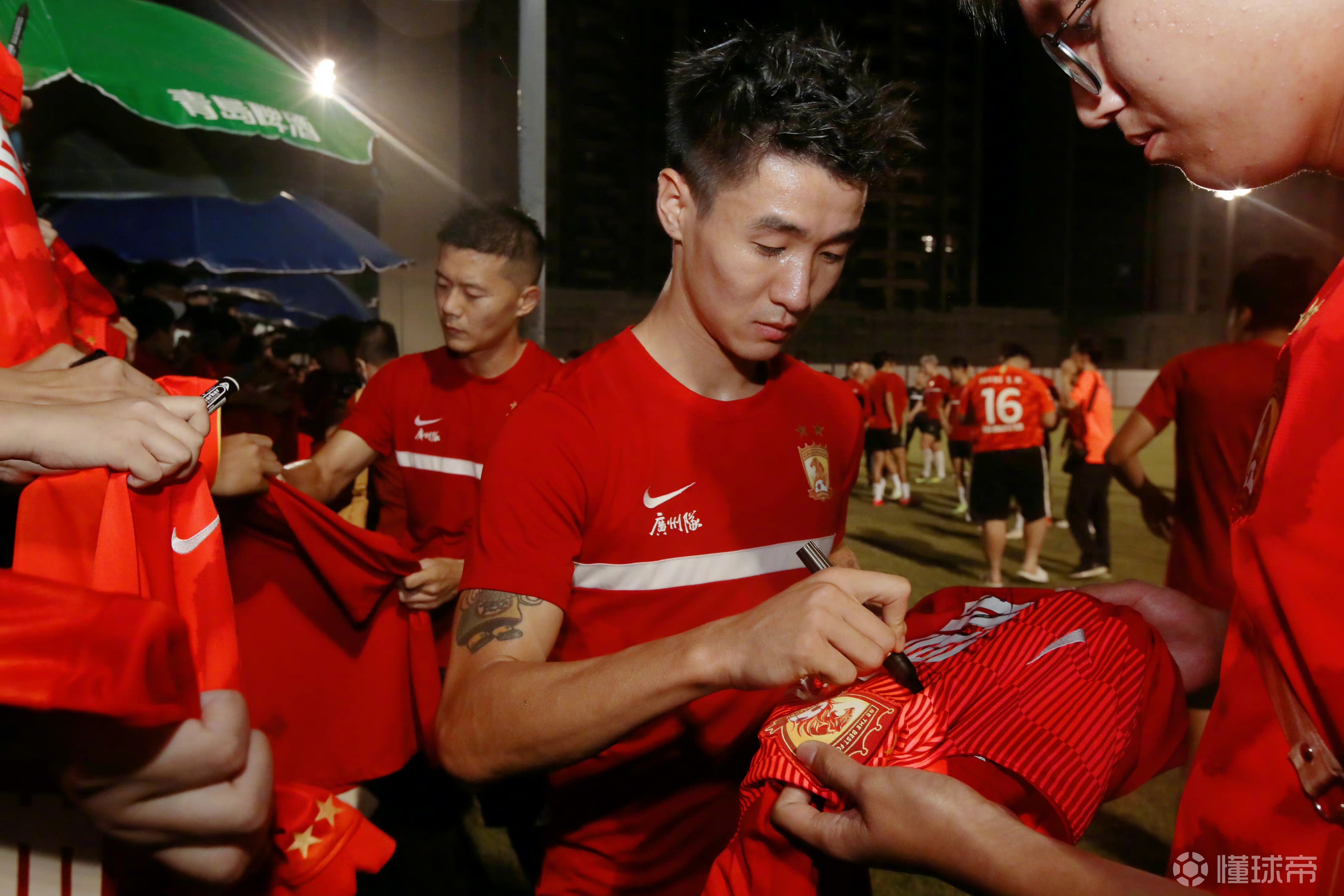 关于瓦朗谢纳队形势艰难，需全队共同努力的信息