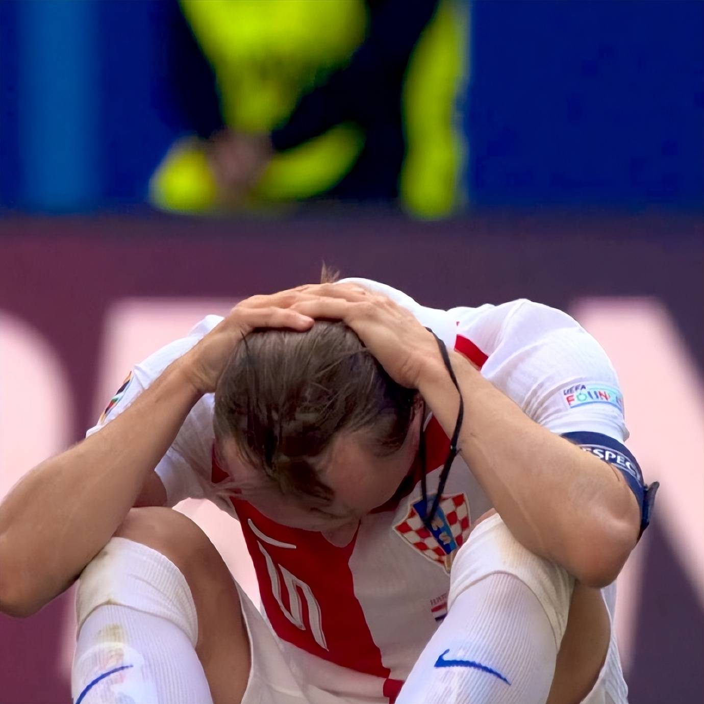 欧洲杯预选赛赛场热度高涨,铁杆球迷狂热加油的简单介绍 欧洲杯预选赛赛场热度高涨,铁杆球迷狂热加油的简单介绍