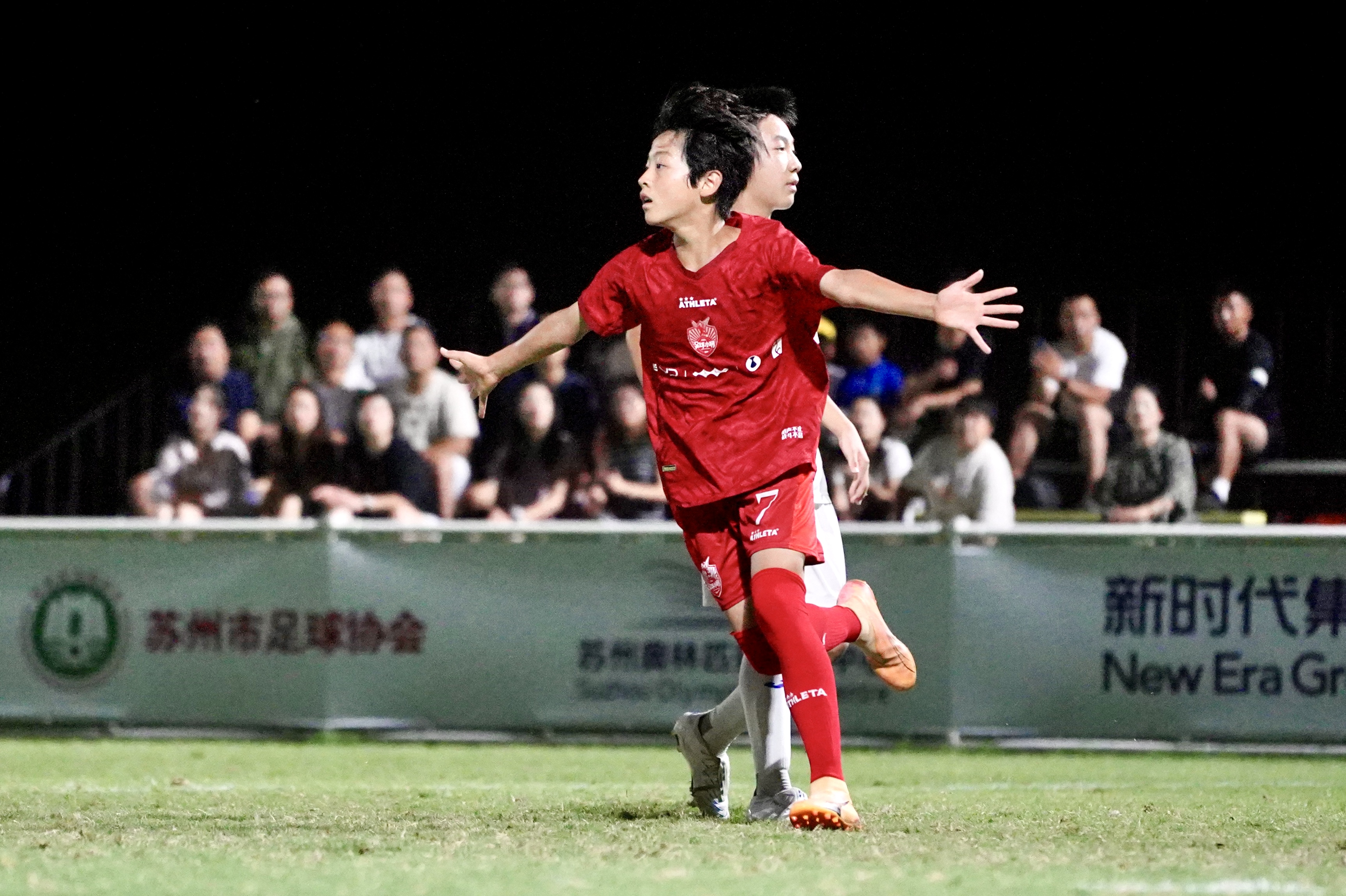 包含中国足球联赛精彩赛事频现，球队实力逐渐显露的词条