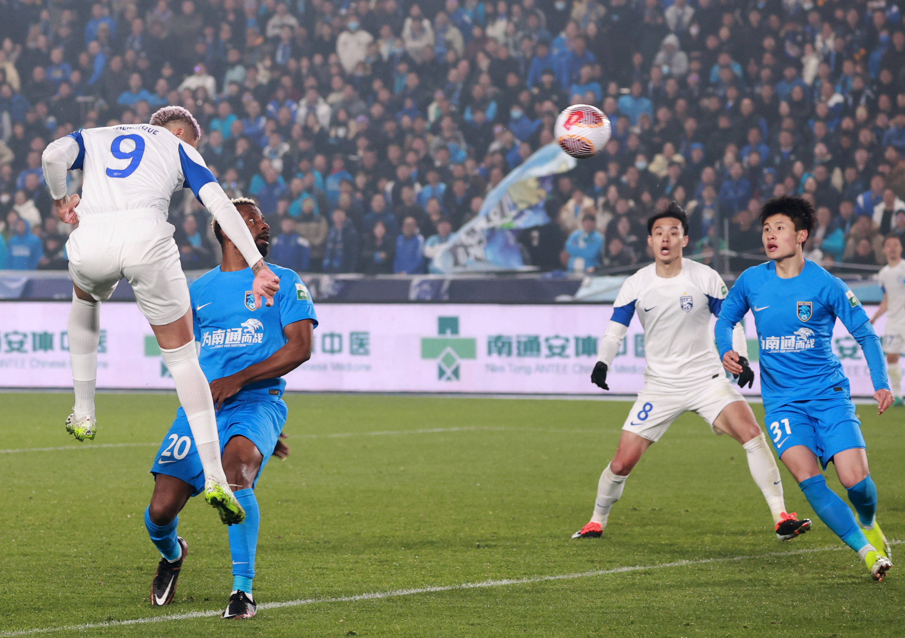 B体育平台-关于足球场上风起云涌，比赛现场壮观热闹的信息