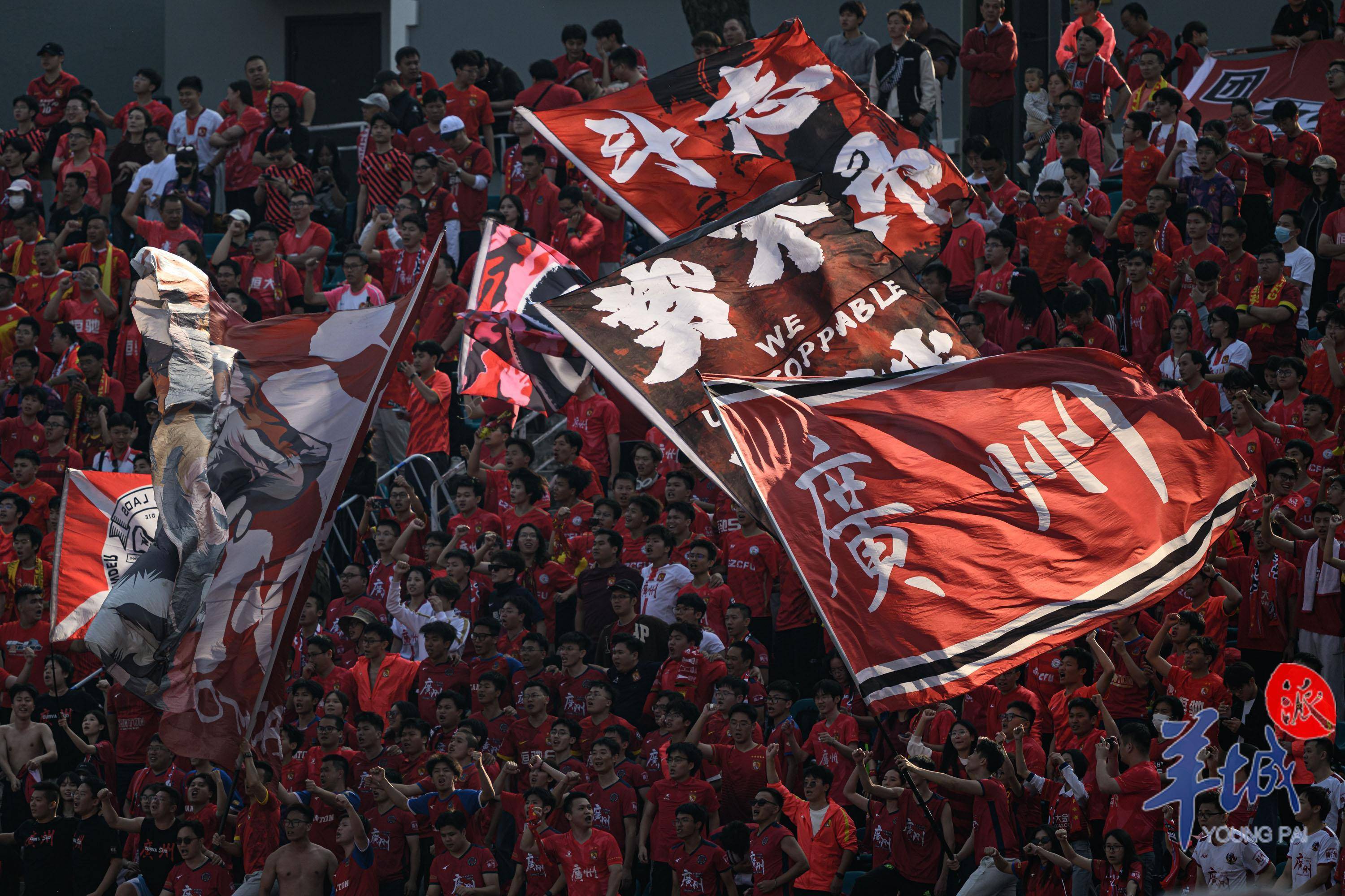 观众亲眼目睹球队间激烈的对抗和角逐 观众亲眼目睹球队间激烈的对抗和角逐